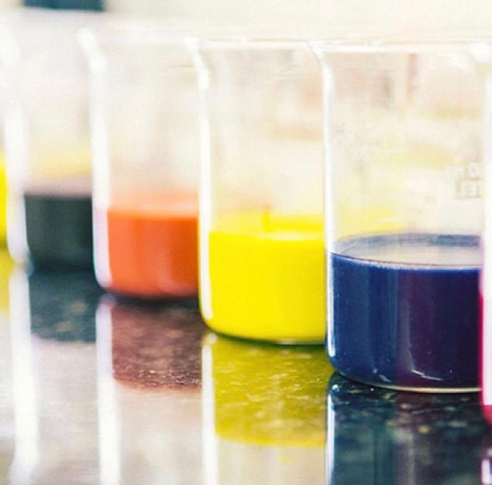 Béqueres com corantes de cores diferentes no laboratório